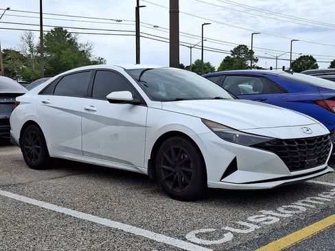 Used 2022 Hyundai Elantra SEL w/ Convenience Package FWD image 2