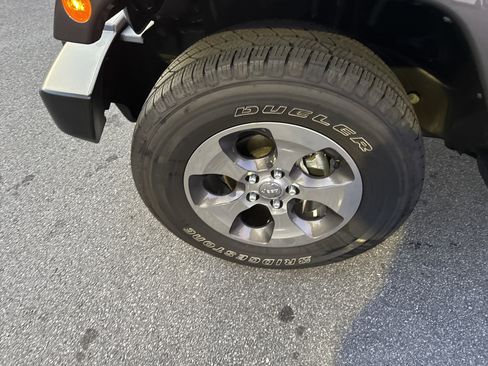 Used 2018 Jeep Wrangler Unlimited Sahara w/ Connectivity Group image 13