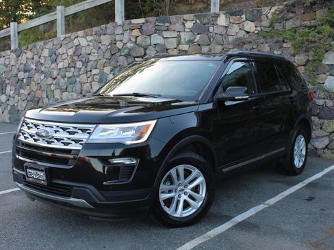 Used 2018 Ford Explorer XLT w/ Equipment Group 202A image 2