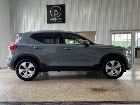 Used 2021 Volvo XC40 T5 Momentum image 40