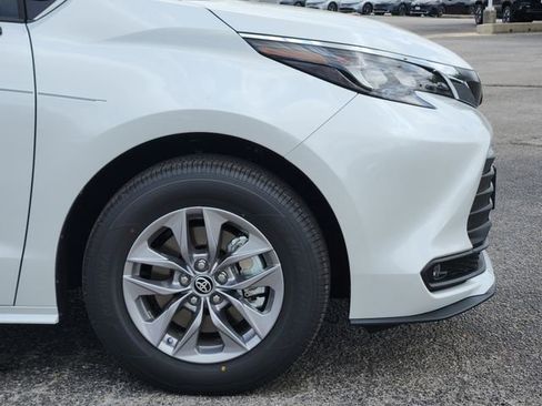New 2026 Toyota Sienna XLE image 6