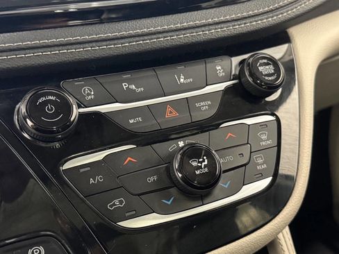 Used 2023 Chrysler Pacifica Limited FWD image 40