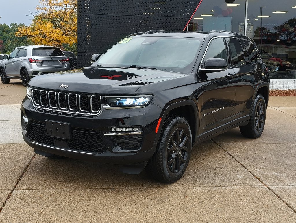 Used 2023 Jeep Grand Cherokee Limited AWD/4WD image 1
