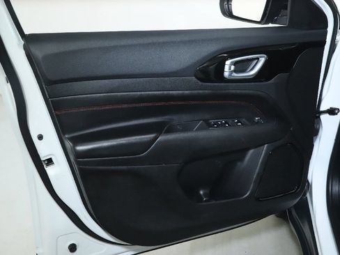 Used 2025 Jeep Compass Trailhawk AWD/4WD image 15