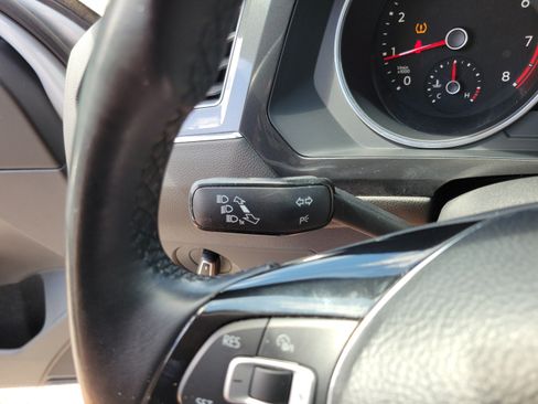 Used 2018 Volkswagen Tiguan SE w/ Panoramic Sunroof Package FWD image 24