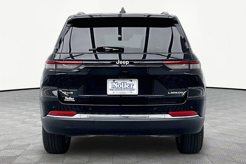 Used 2025 Jeep Grand Cherokee Laredo X AWD/4WD image 4