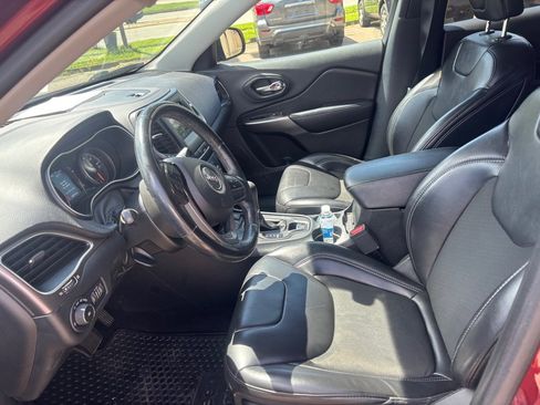 Used 2019 Jeep Cherokee Latitude Plus w/ Cold Weather Group AWD/4WD image 10