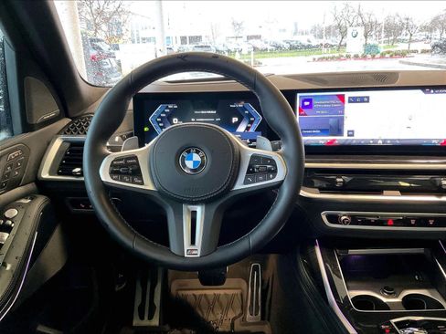 Used 2025 BMW X7 M60i image 8