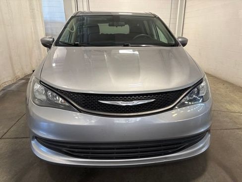 Used 2018 Chrysler Pacifica L FWD image 2