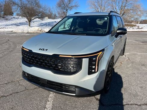 Used 2025 Kia Carnival SX Prestige image 4