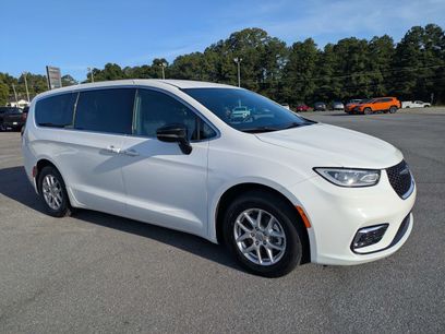 Used 2025 Chrysler Pacifica Select