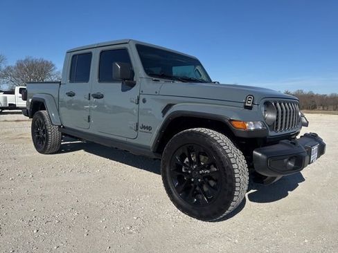 Used 2025 Jeep Gladiator Sport image 7