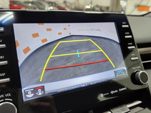 Used 2022 Toyota Avalon XLE image 2