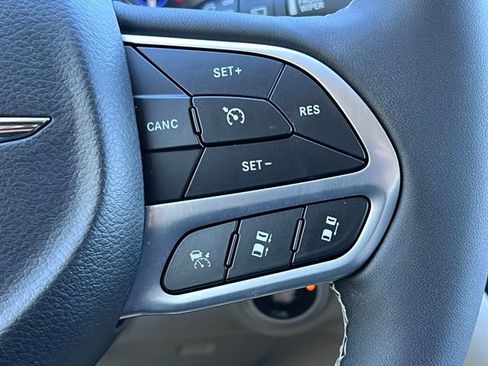 Used 2024 Chrysler Pacifica Touring-L FWD image 21