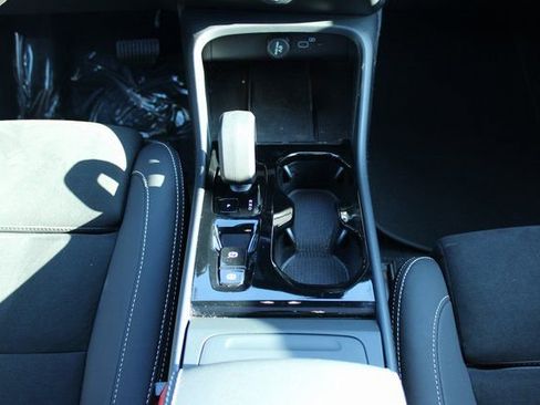 Used 2025 Volvo XC40 B5 Plus image 19