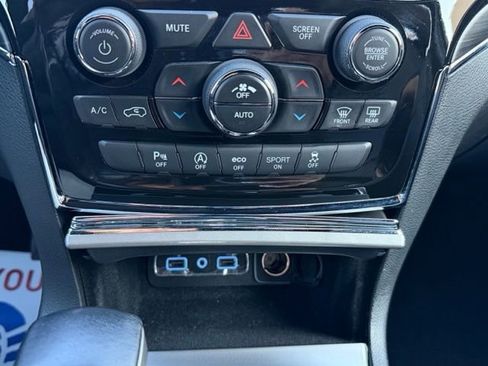 Used 2021 Jeep Grand Cherokee Limited w/ Luxury Group II image 25