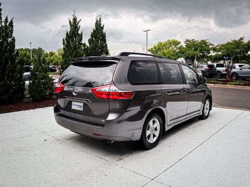 Used 2018 Toyota Sienna LE FWD image 12