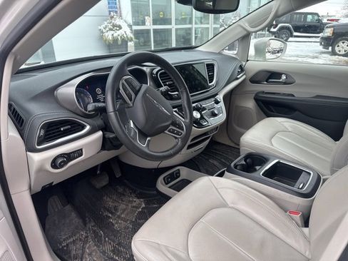 Used 2021 Chrysler Pacifica Touring-L w/ Premium & Safety Sphere Group image 9