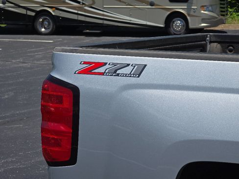 Used 2018 Chevrolet Silverado 1500 LT w/ All Star Edition AWD/4WD image 3