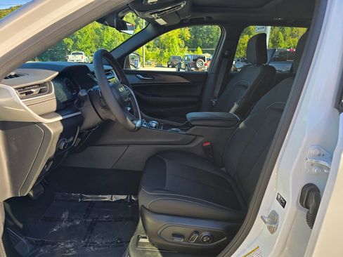 New 2025 Jeep Grand Cherokee Laredo X w/ Luxury Tech Group I image 4