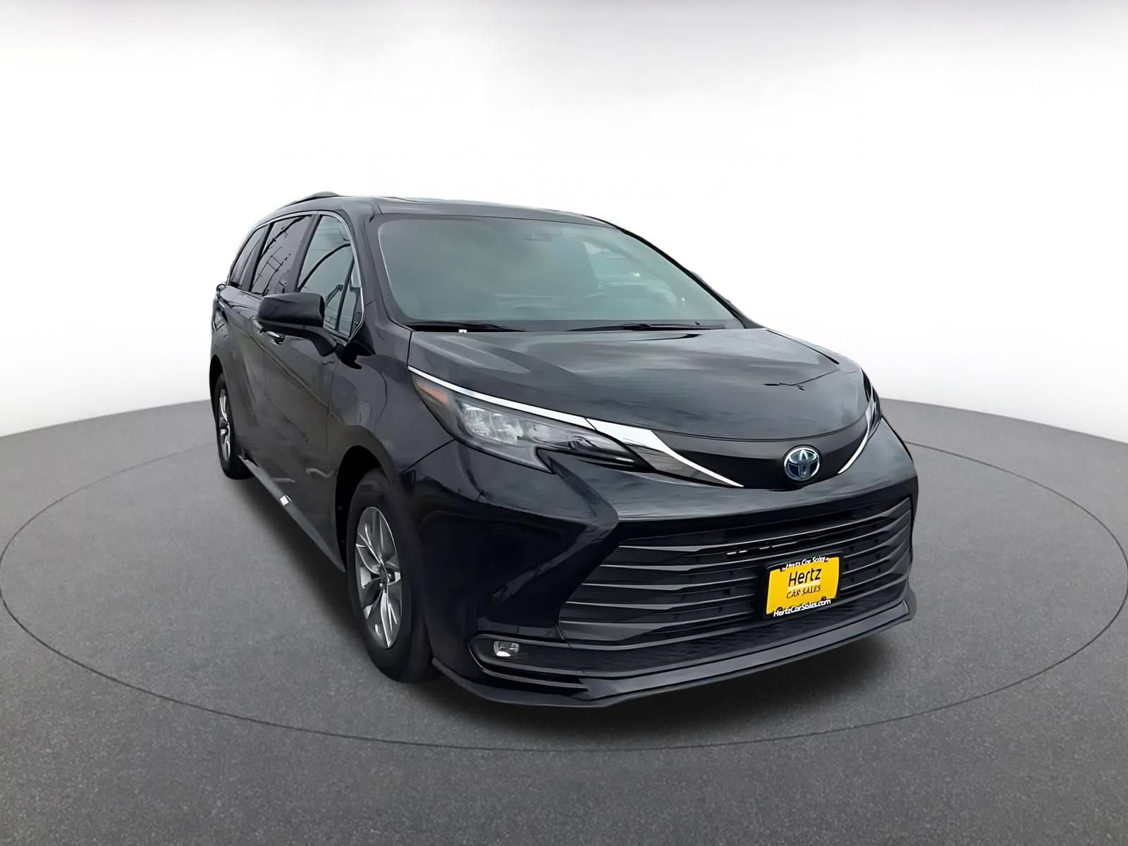 Used 2025 Toyota Sienna XLE FWD image 3