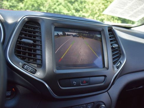 Used 2019 Jeep Cherokee Trailhawk w/ Comfort/Convenience Group AWD/4WD image 19