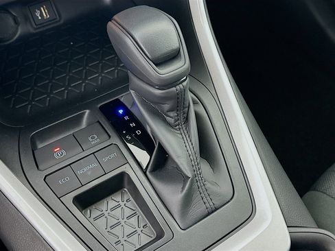 Used 2025 Toyota RAV4 XLE w/ Convenience Package image 24