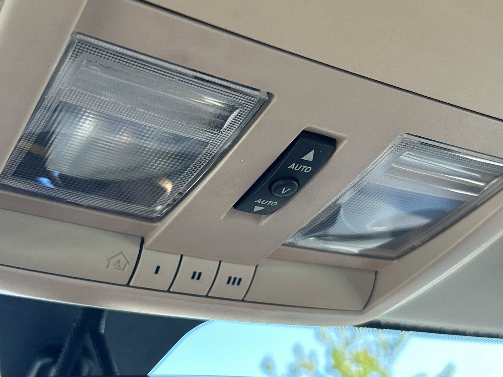 Used 2006 Chrysler 300 C w/ Navigation & Sound Group II RWD image 30