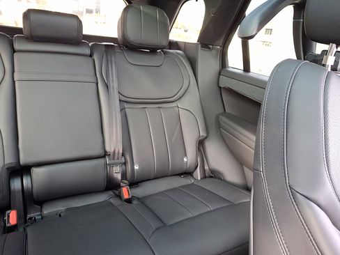 New 2025 Land Rover Range Rover Sport SE image 17