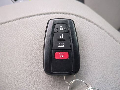 Used 2020 Toyota Camry XLE image 36