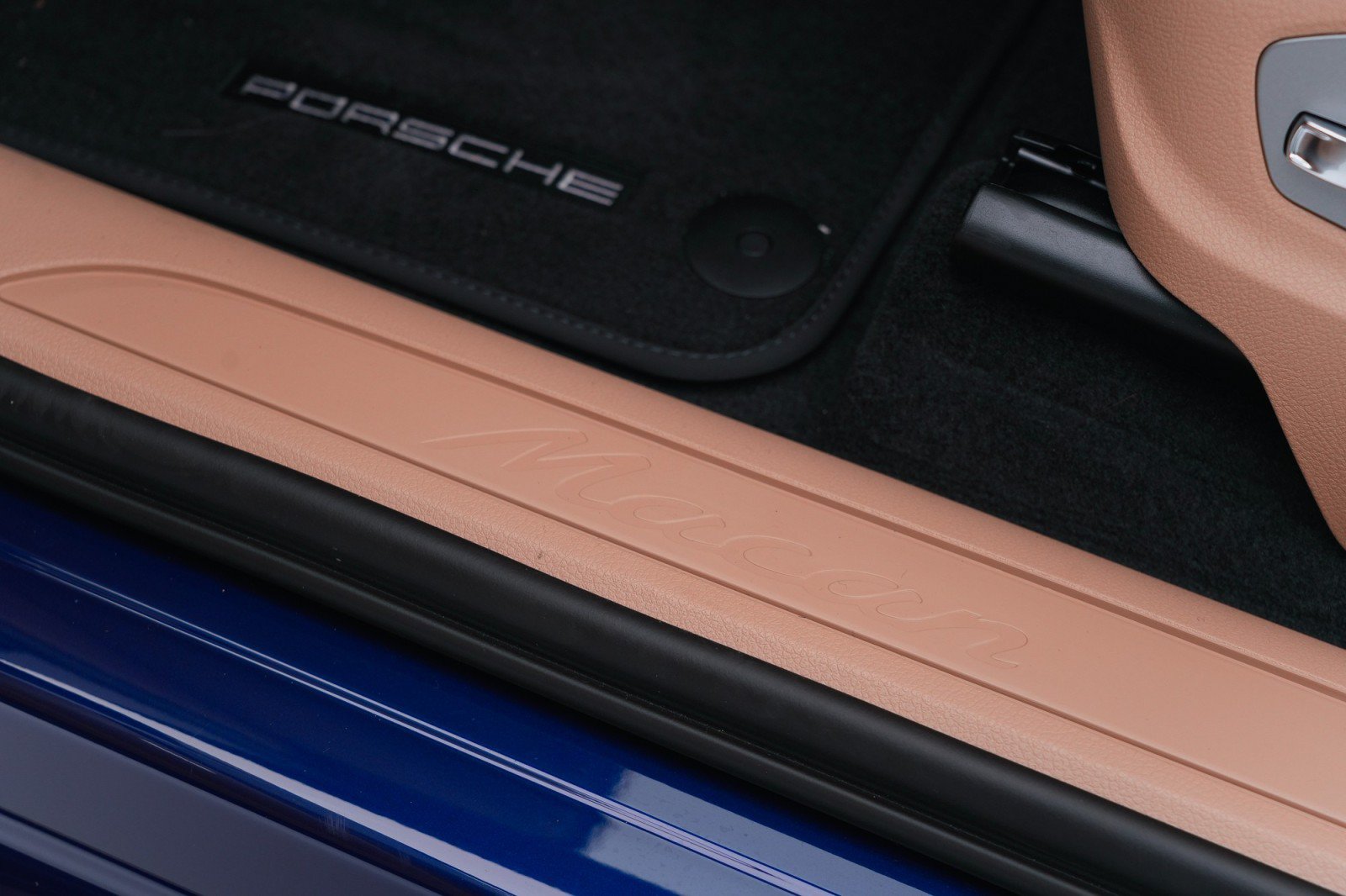 Certified 2024 Porsche Macan AWD/4WD image 13