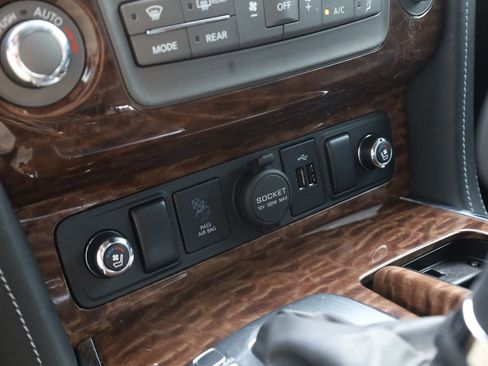Used 2020 Nissan Armada Platinum AWD/4WD image 17