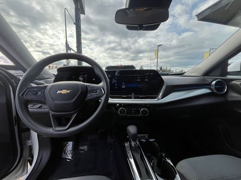 Used 2025 Chevrolet Trax LT image 34