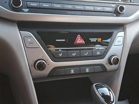 Used 2018 Hyundai Elantra SE w/ SE Connectivity Package 04 FWD image 19
