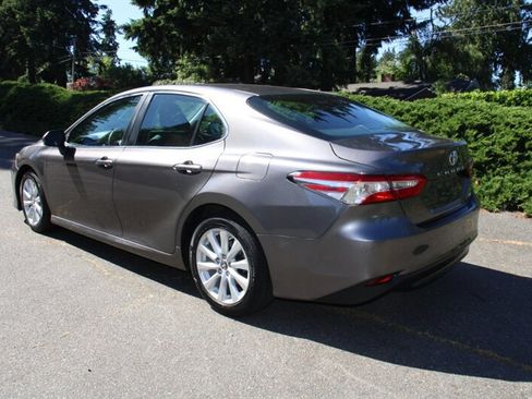 Used 2018 Toyota Camry LE FWD image 4