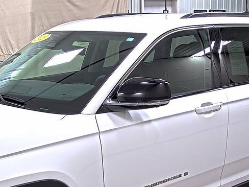 Used 2023 Jeep Grand Cherokee Limited w/ Luxury Tech Group II image 8