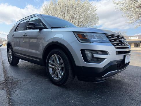 Used 2016 Ford Explorer XLT image 9