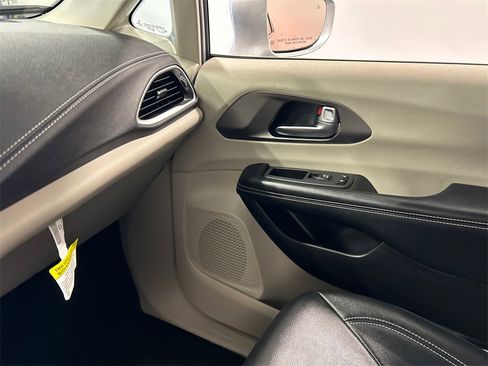 Used 2022 Chrysler Pacifica Touring-L image 25