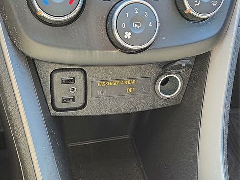 Used 2021 Chevrolet Trax LT w/ LT Convenience Package image 28