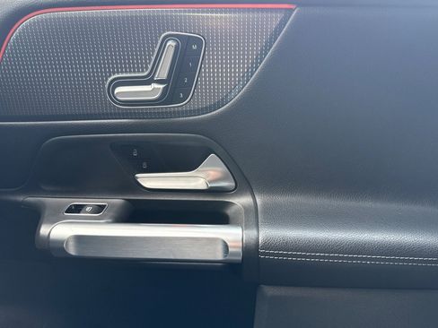 Used 2021 Mercedes-Benz GLB 250 4MATIC image 20