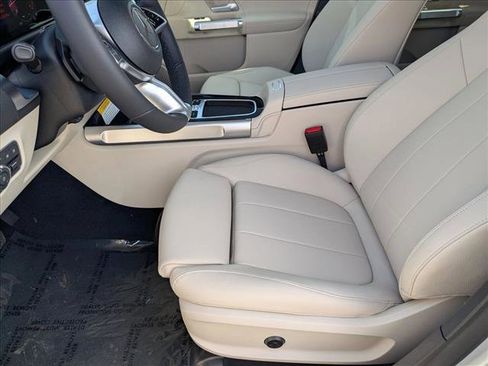 New 2026 Mercedes-Benz GLB 250 image 4