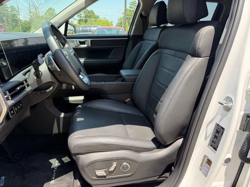Used 2025 Hyundai Santa Fe Limited FWD image 10