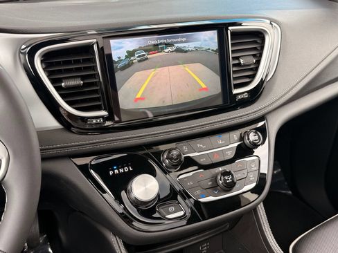Used 2026 Chrysler Pacifica Limited FWD image 37