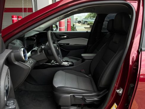 Used 2025 Chevrolet Trax LT FWD image 10