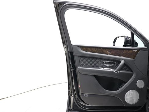 Used 2020 Bentley Bentayga Plug-In Hybrid AWD/4WD image 10