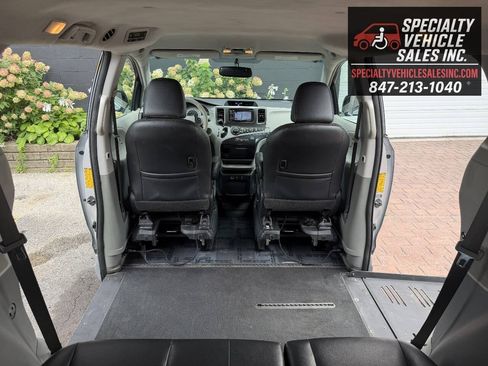 Used 2014 Toyota Sienna SE FWD image 23