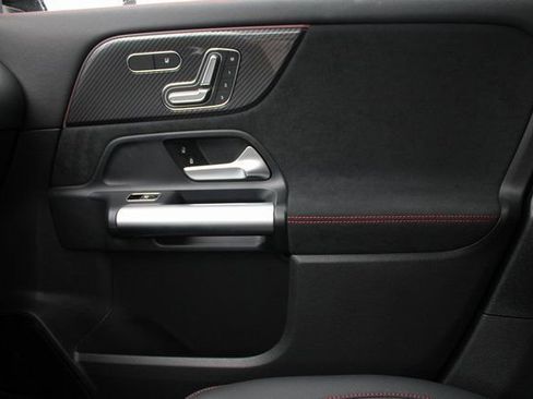 Used 2025 Mercedes-Benz GLA 250 4MATIC image 32