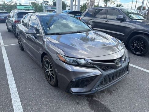 Used 2022 Toyota Camry SE FWD image 1