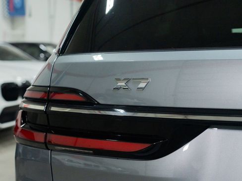 Used 2023 BMW X7 M60i image 9