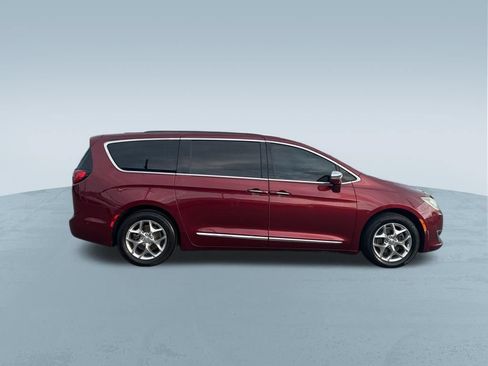 Used 2017 Chrysler Pacifica Limited FWD image 9
